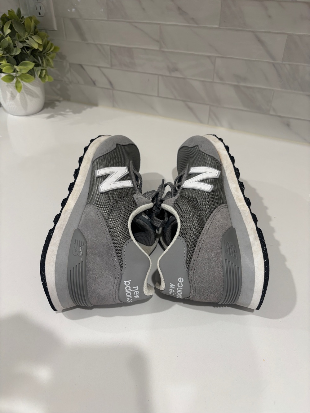 Men’s New Balance Gray and White Retro Runner Sneakers Size 8.5 - Picture 6 of 7